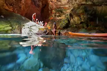 Kajakausflüge zur Golubinka-Höhle